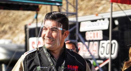 Armando Ayala da banderazo de salida a la Baja 1000