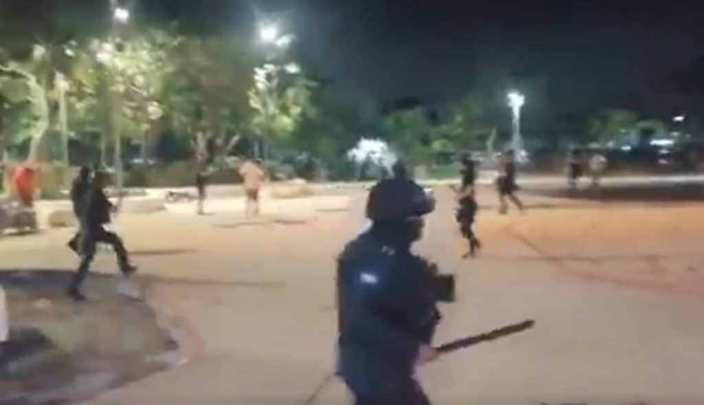 VIDEO-A balazos-policías-dispersan-marcha-feminista-hay-heridos