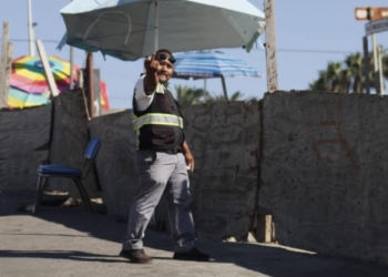 VIDEO-Orina-en-vía-pública-frente-a-niños-y-agrede-a-familia