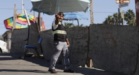 VIDEO: Orina en vía pública frente a niños y agrede a familia