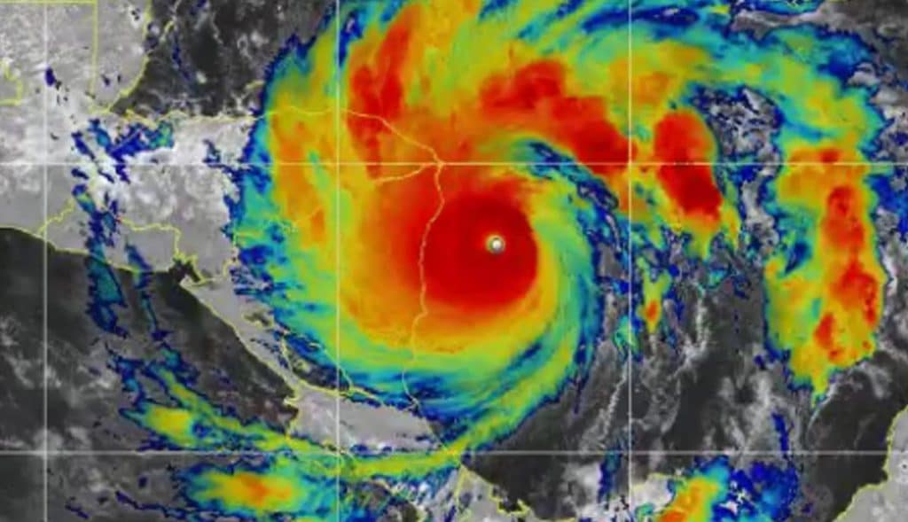 Huracán-Iota-toca-tierra-es-categoría-5-y-hay-marea-mortal