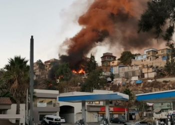 Fuerte-incendio-consume-varias-viviendas