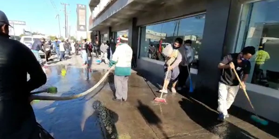 Comerciantes-contra-el-Covid-19-sanitizan-calles