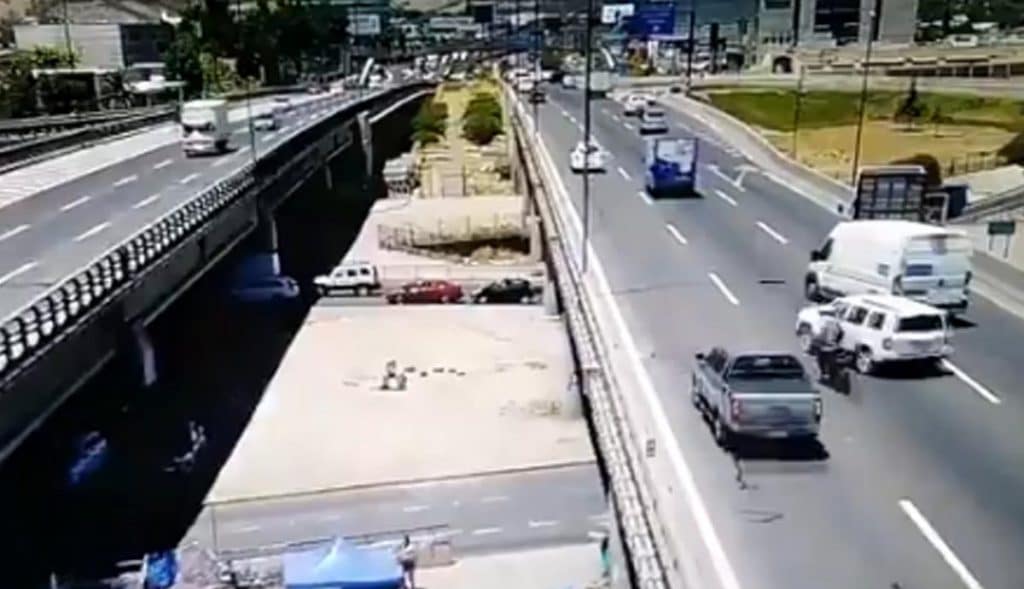 VIDEO-Motociclista-sale-disparado-cae-de-segundo-piso-y-muere