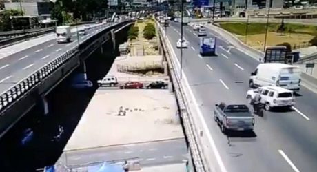 VIDEO: Motociclista sale disparado, cae de segundo piso y muere