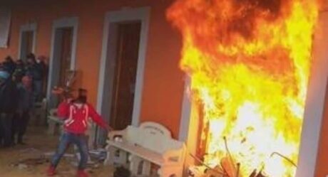VIDEO: Saquean y prenden fuego a Palacio Municipal