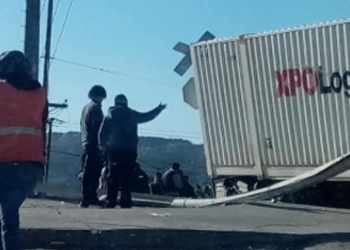 Trenazo-tráiler-es-arrastrado-por-varios-metros