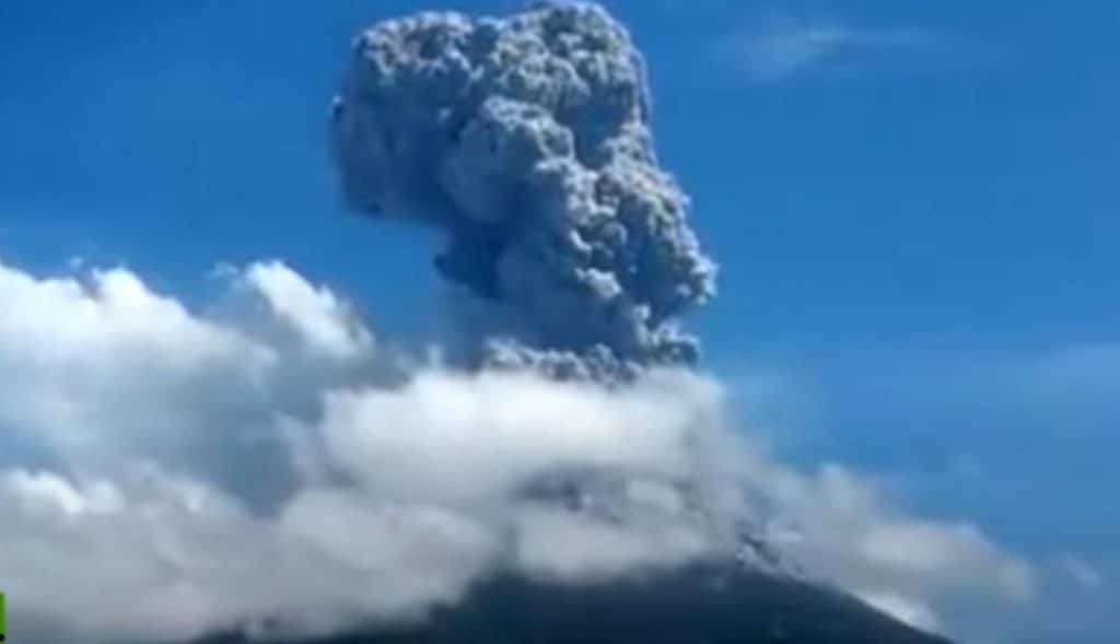 VIDEO-Volcán-entra-en-erupción-elevan-nivel-de-alerta