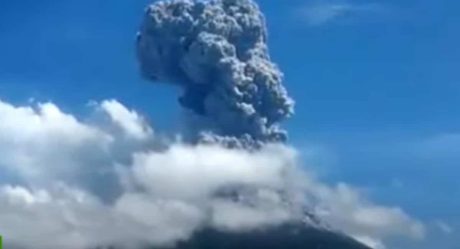 VIDEO: Volcán entra en erupción, elevan nivel de alerta