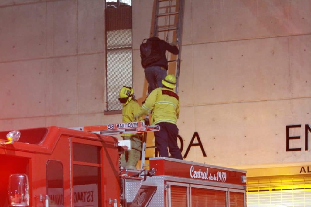 trabajadores-quedan-encerrados-en-edificio