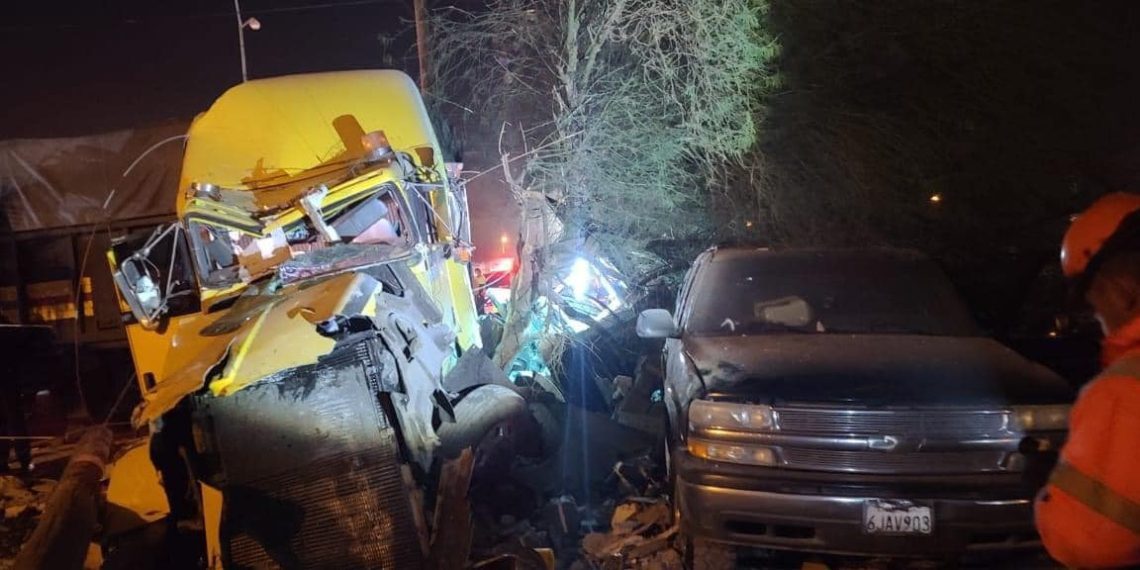 camion-de-carga-se-estrella-contra-puesto-de-tacos