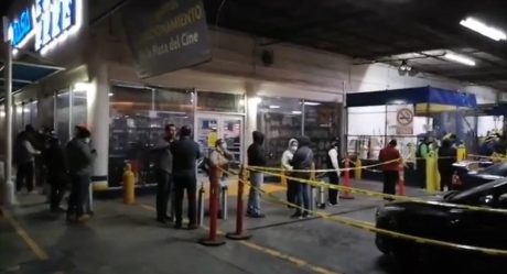 Identifican a sujeto que se embriagaba en fila para comprar oxígeno