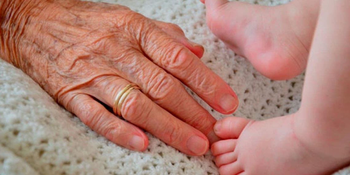 Abuelita-cobra-por-cuidar-a-su-nieto-y-desata-polémica