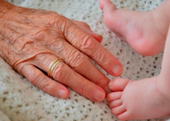 Abuelita-cobra-por-cuidar-a-su-nieto-y-desata-polémica