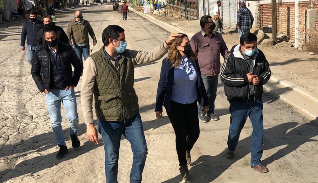 Zulema-Adams-supervisa-pavimentación-en-calles-y-limpieza-de-río