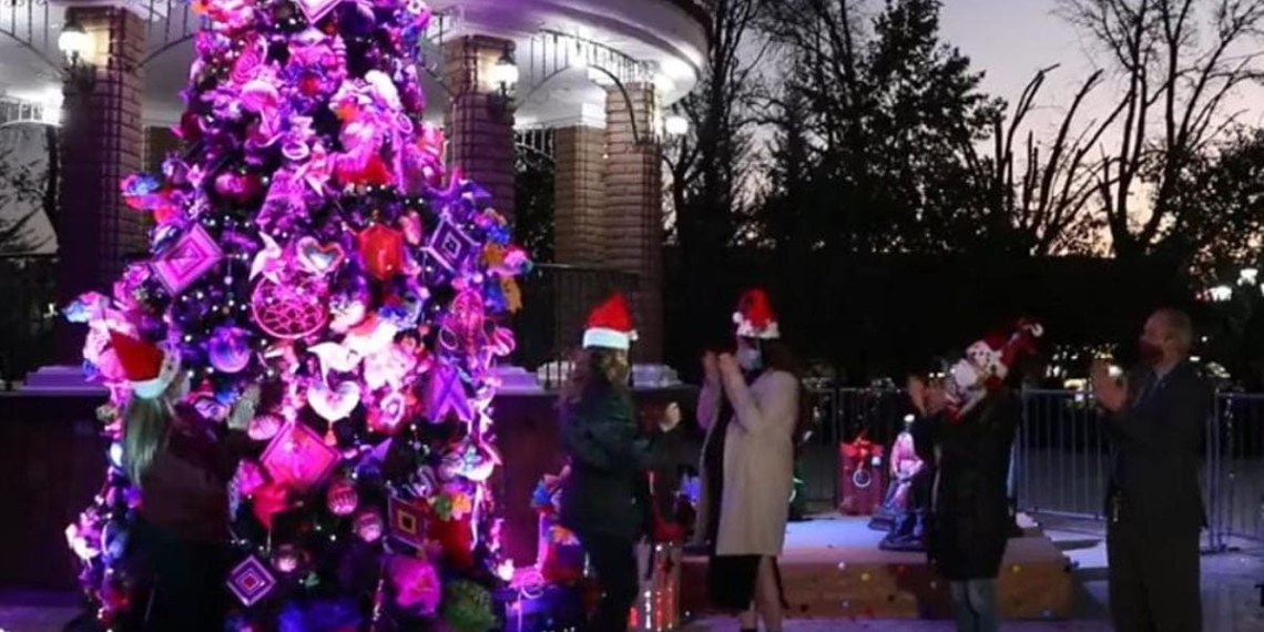 Zulema-Adams-enciende-árbol-navideño-en-Parque-Miguel-Hidalgo