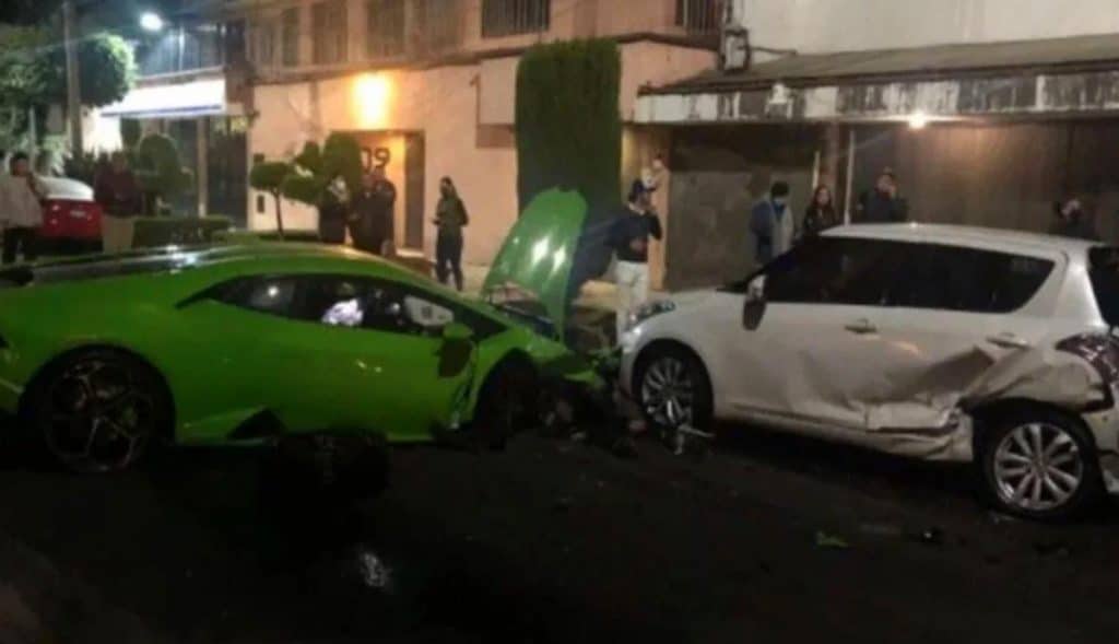 VIDEO-Choca-su-Lamborghini-y-lo-abandona