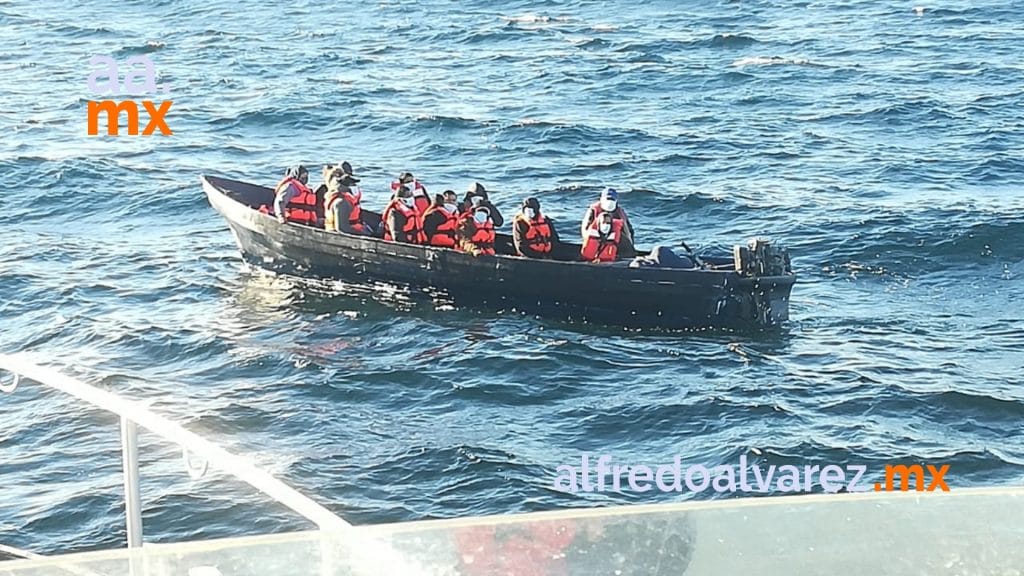 rescatan-a-13-migrantes-a-la-deriva-en-ensenada