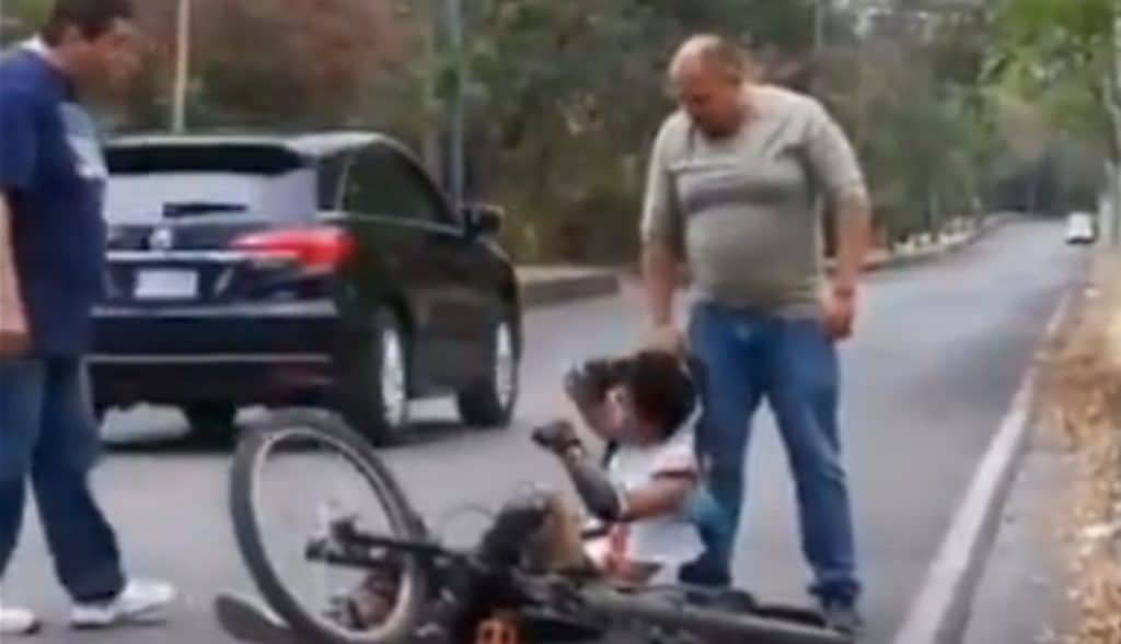 VIDEO-Empleados-del-gobierno-golpean-y-amenazan-a-joven-ciclista