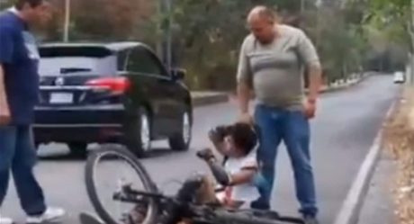 VIDEO: Empleados del gobierno golpean y amenazan a joven ciclista