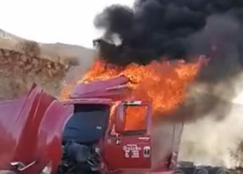 Se-incendia-tractocamión-en-transitado-bulevar