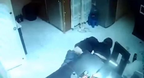 VIDEO: Así apuñaló a su esposo cerca del corazón y lo mató