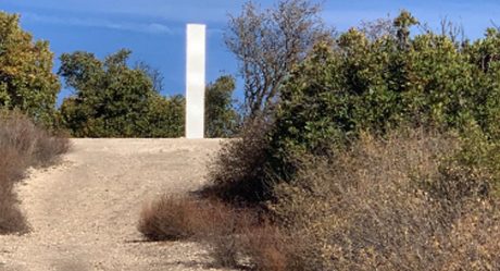 VIDEO: Encuentran tercer extraño monolito, ahora en California