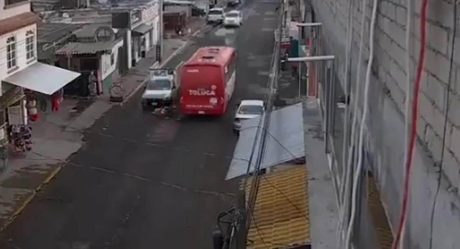 VIDEO: Niña muere aplastada por camión tras caer de moto