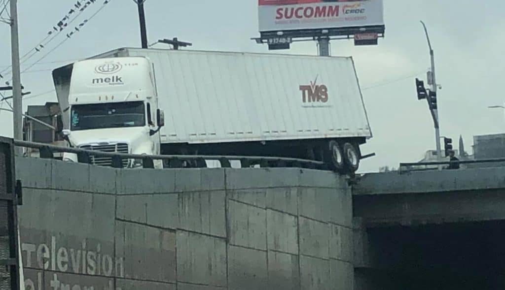 Tráiler-sube-a-camellón-queda-volando