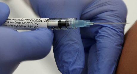 La hospitalizan tras sobredosis de vacuna contra Covid-19