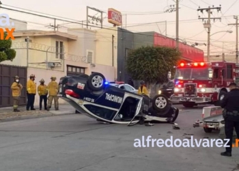 Policía-se-dirige-a-atender-reporte-choca-auto-y-vuelca