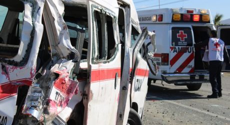 Tráiler embiste un taxi lleno de pasajeros