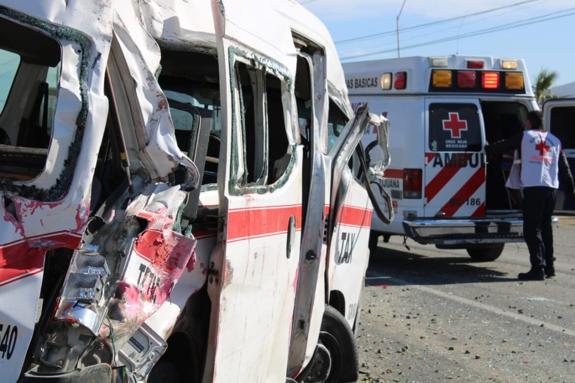 trailer-embiste-un-taxi-lleno-de-pasajeros