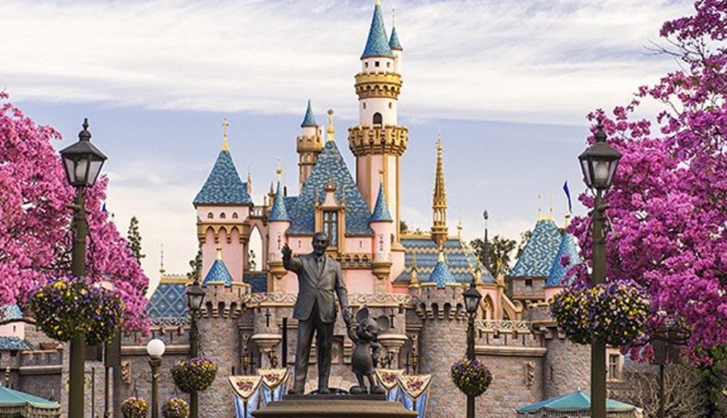 Disneylandia-reabre-como-centro-de-vacunación-masiva-Covid-19