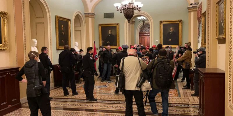 manifestantes-armados-ingresan-al-capitolio-de-estados-unidos