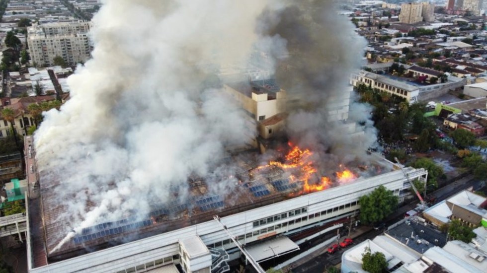 desalojan-pacientes-covid-por-incendio-en-hospital-de-chile