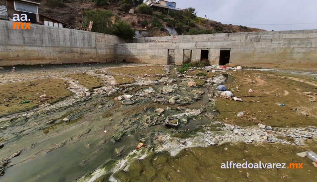 Colocan-en-Tijuana-malla-que-detendrá-residuos-contaminantes-en-playas