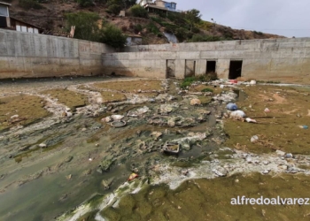 Colocan-en-Tijuana-malla-que-detendrá-residuos-contaminantes-en-playas