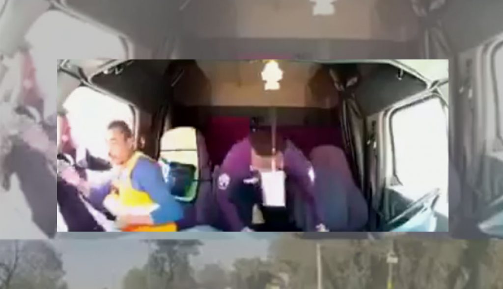 VIDEO-Policías-asaltan-y-golpean-a-trailero-en-la-carretera
