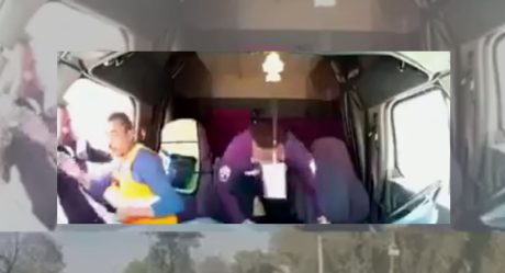 VIDEO: Policías asaltan y golpean a trailero en la carretera