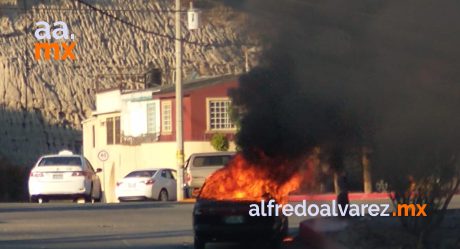 Incendian vehículo a plena luz del día