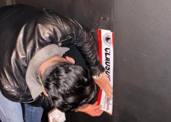 Jóvenes-entran-a-bar-por-refrigerador-falso-lo-clausuran