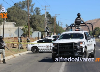 abandonan-cadaver-envuelto-en-una-lona-en-plena-carretera