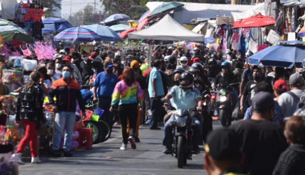 Abarrotan-las-calles-para-compra-de-juguetes-en-Día-de-Reyes