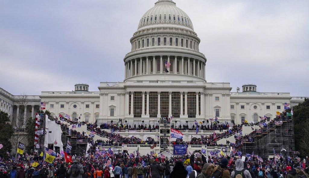 Suman-cuatro-muertos-tras-disturbios-en-el-Capitolio