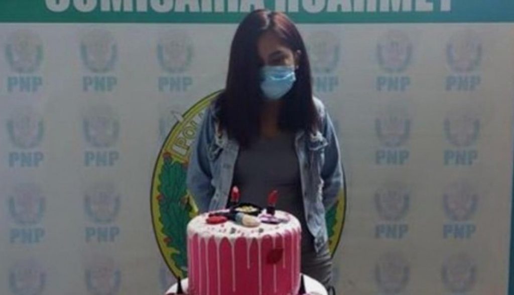 Cae-joven-por-festejar-su-cumpleaños-la-obligan-a-posar-con-pastel