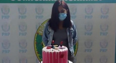 Cae joven por festejar su cumpleaños; la obligan a posar con pastel