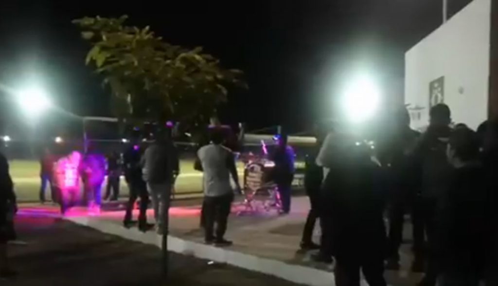 VIDEO-Policías-festejan-con-banda-su-día-y-militares-los-custodian