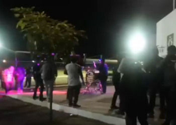 VIDEO-Policías-festejan-con-banda-su-día-y-militares-los-custodian