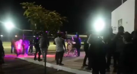 VIDEO: Policías festejan con banda su día y militares los custodian